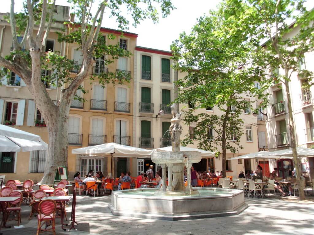 Céret, place neuf jets